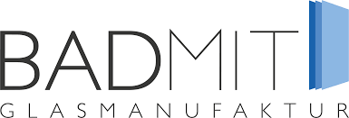 Das Logo von Badmit zeigt den Schriftzug in modernem Design, umgeben von stilisierten Glas-Elementen.