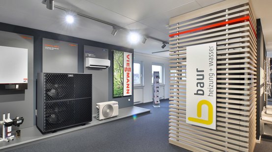 Ein modernes Ausstellungszimmer mit Heizungs- und Wasserinstallationen, darunter Geräte von Viessmann und Samsung.