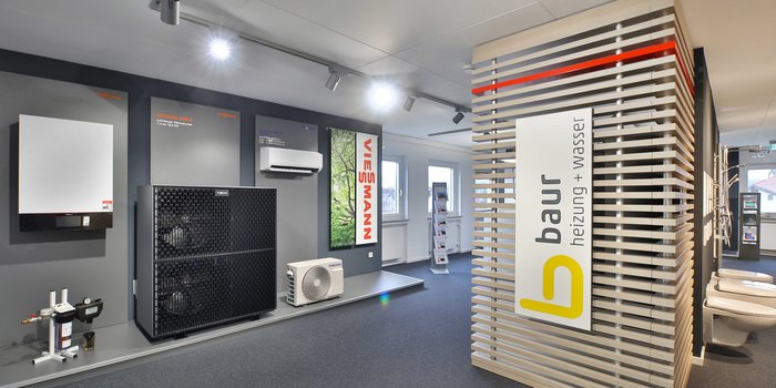 Ein modernes Ausstellungszimmer mit Heizungs- und Wasserinstallationen, darunter Geräte von Viessmann und Samsung.