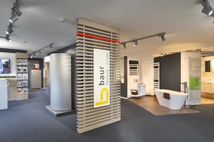 Ein modernes Ausstellungszimmer mit einem eleganten Badewanne und verschiedenen Sanitäranlagen, die zur Besichtigung einladen.