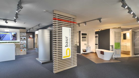 Ein modernes Ausstellungszimmer mit einem eleganten Badewanne und verschiedenen Sanitäranlagen, die zur Besichtigung einladen.